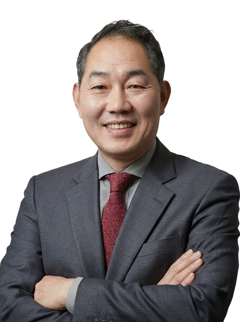 팔짱을 끼고 미소 짓는 박대영 소장